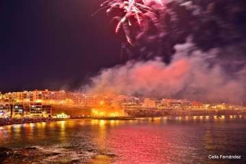 Los fuegos de Melenara, una explosión de color (Foto Celia Fernández)